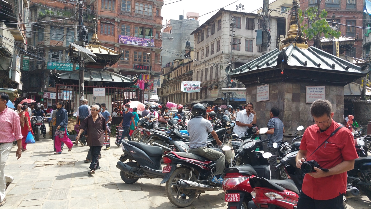 Stupa am Thahity Platz. Hier gibt es eine Mandala Malschule, die mit freundlichen "Studenten" versucht, Kunden in den Laden zu bekommen.
