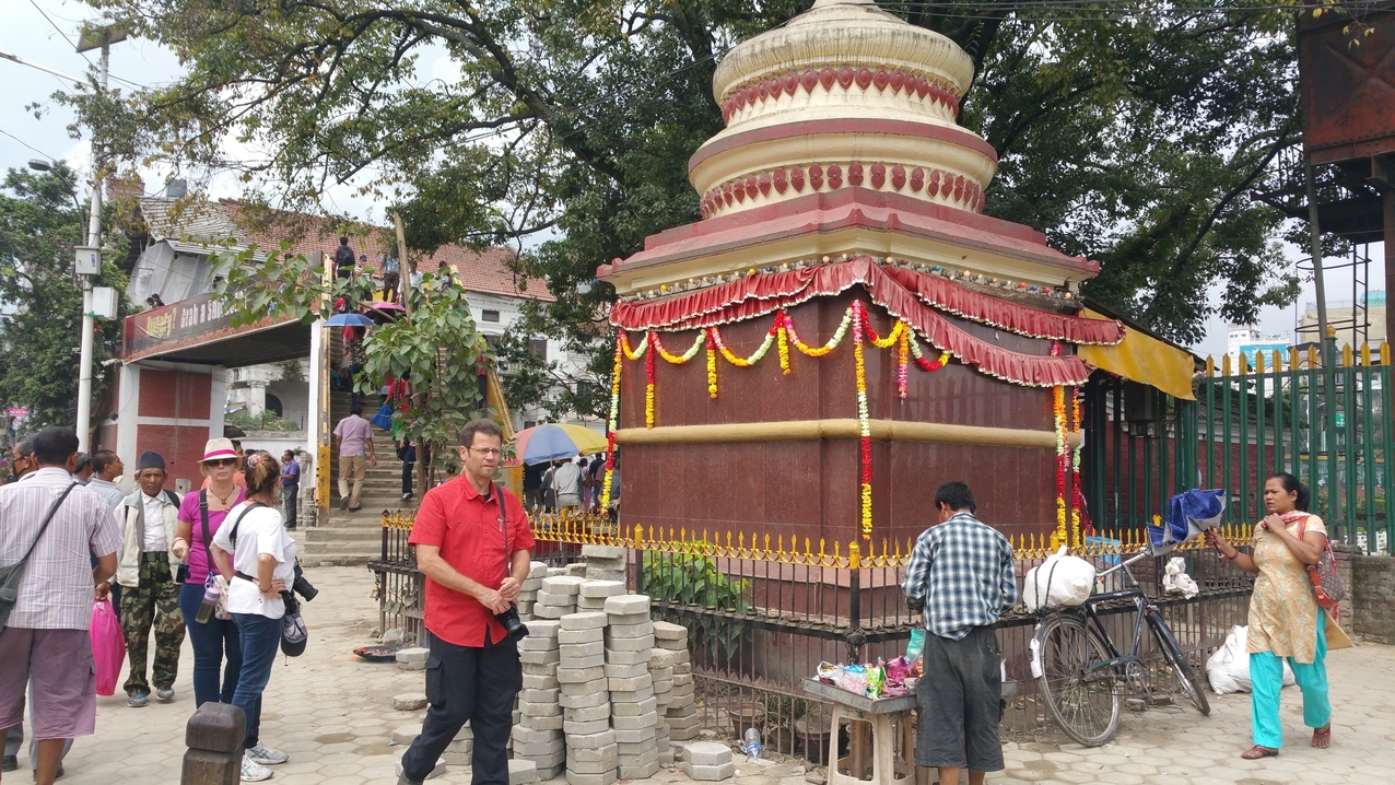 Kleine Stupa am Fuß der Brücke von Thamel zum Ratna Park

