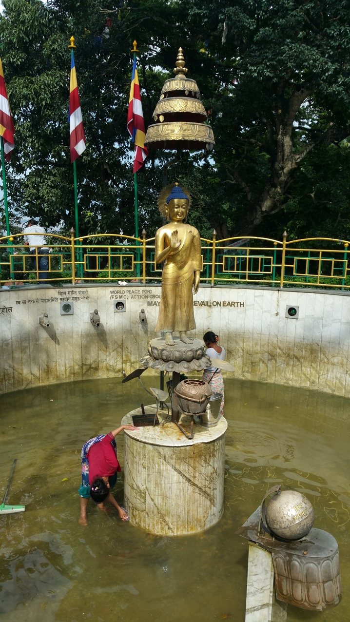 Swayambhunath; Der zentrale Brunnen wird "gereinigt" und sorgt so für ein Zusatzeinkommen für Mönche und den Unterhalt der Anlage. Münzen sind kaum im Geldumlauf und können am besten an Verkaufsständen der Mönche erworben werden.
