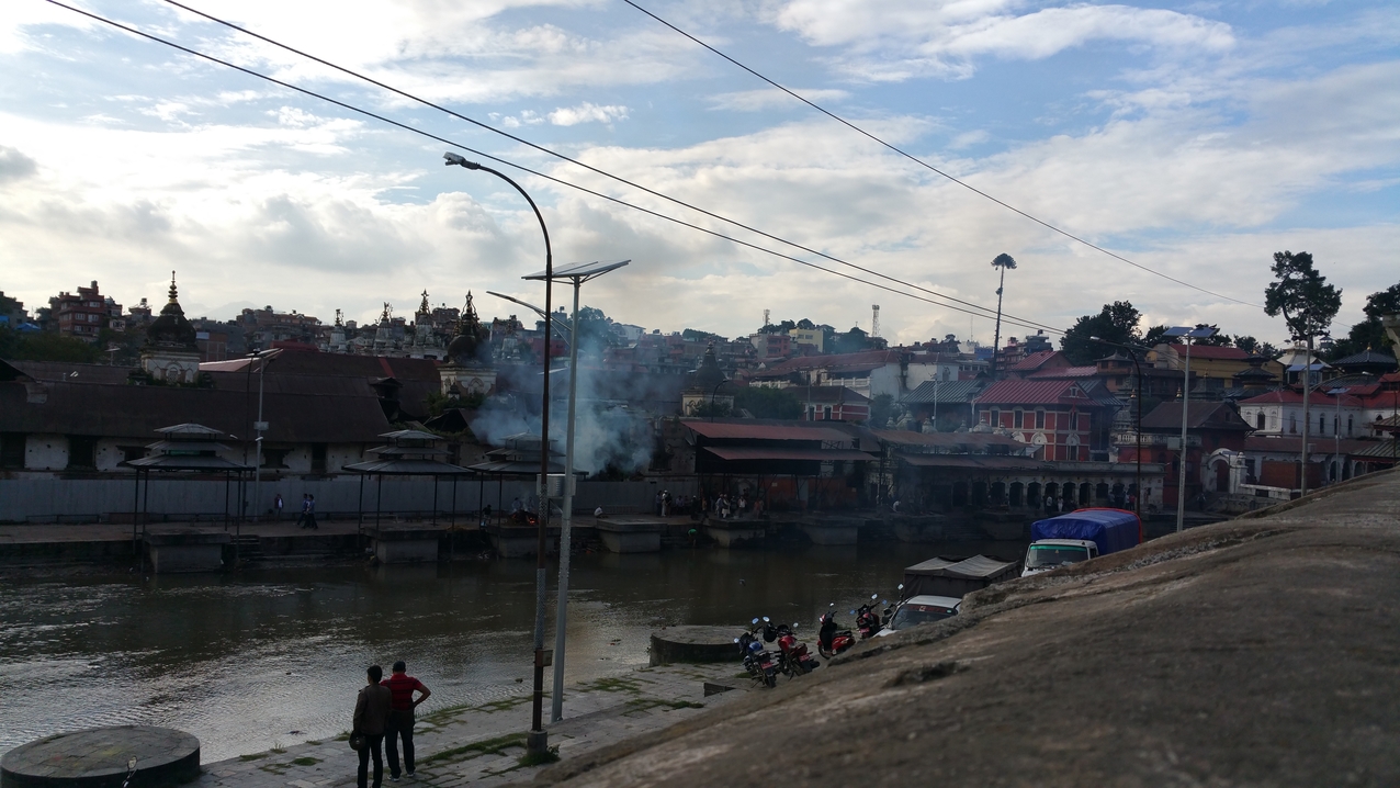 mit der öffentlichen, rituellen Verbrennung der Toten. Dabei wird dem Scheiterhaufen aus Holz auch Zucker und Fett beigegeben, damit der Körper auch vollständig verbrennt.
