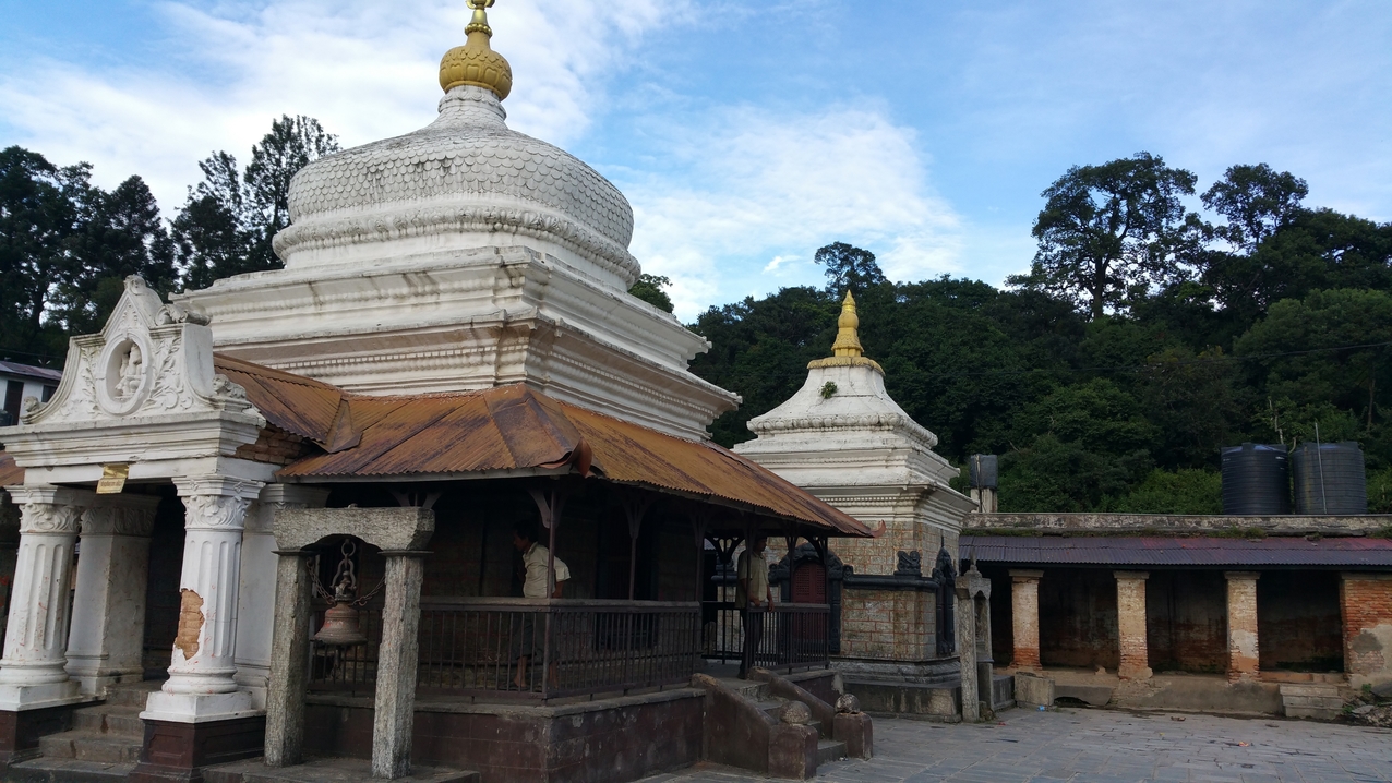 Pashupatinath; Viele kleine Tempel sind in der Anlage, wie z.B. der Shiva Tempel.
