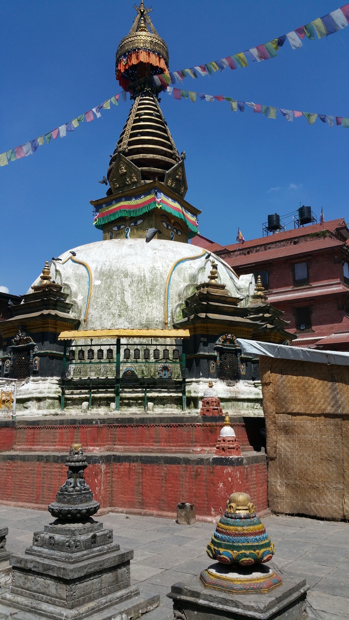 Etwas versteckt auf einem kleinen Platz abseits der Straße ist die Kathesimbhu Stupa zu finden.
