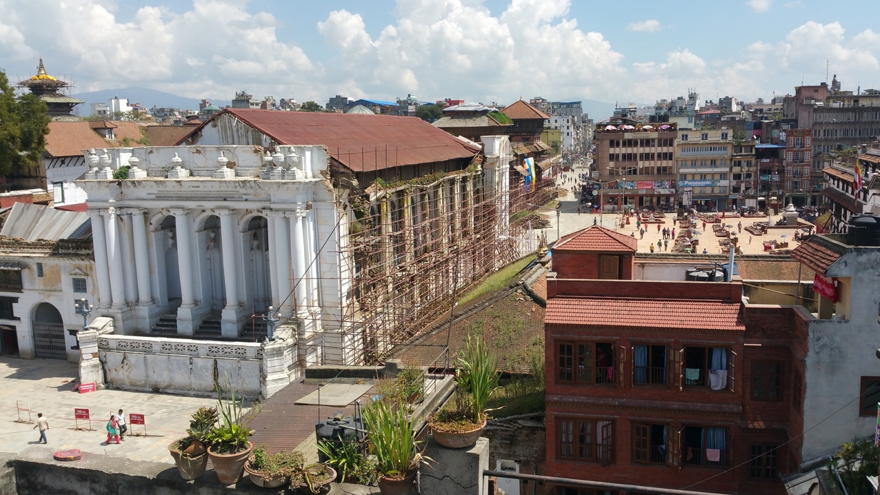Durbar Square; Hanuman Dokha Palast eingerüstet von der Dachterasse eines Caffees aus gesehen (in dem es auch unbedingt schon vormittags Bier geben musste :-)
