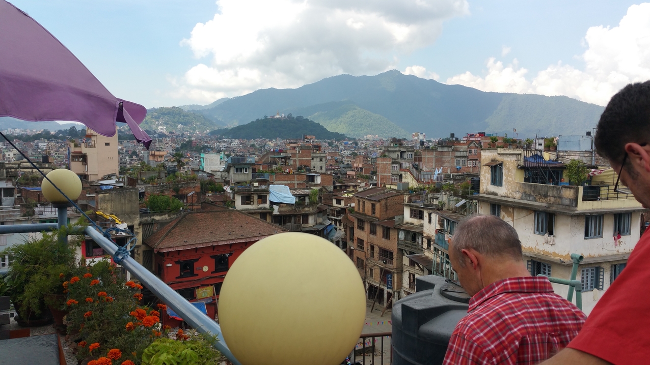 Blick von der Dachterasse eines Caffees am Durbar Square. Im Hintergrund sieht man das Swayambhunath.

