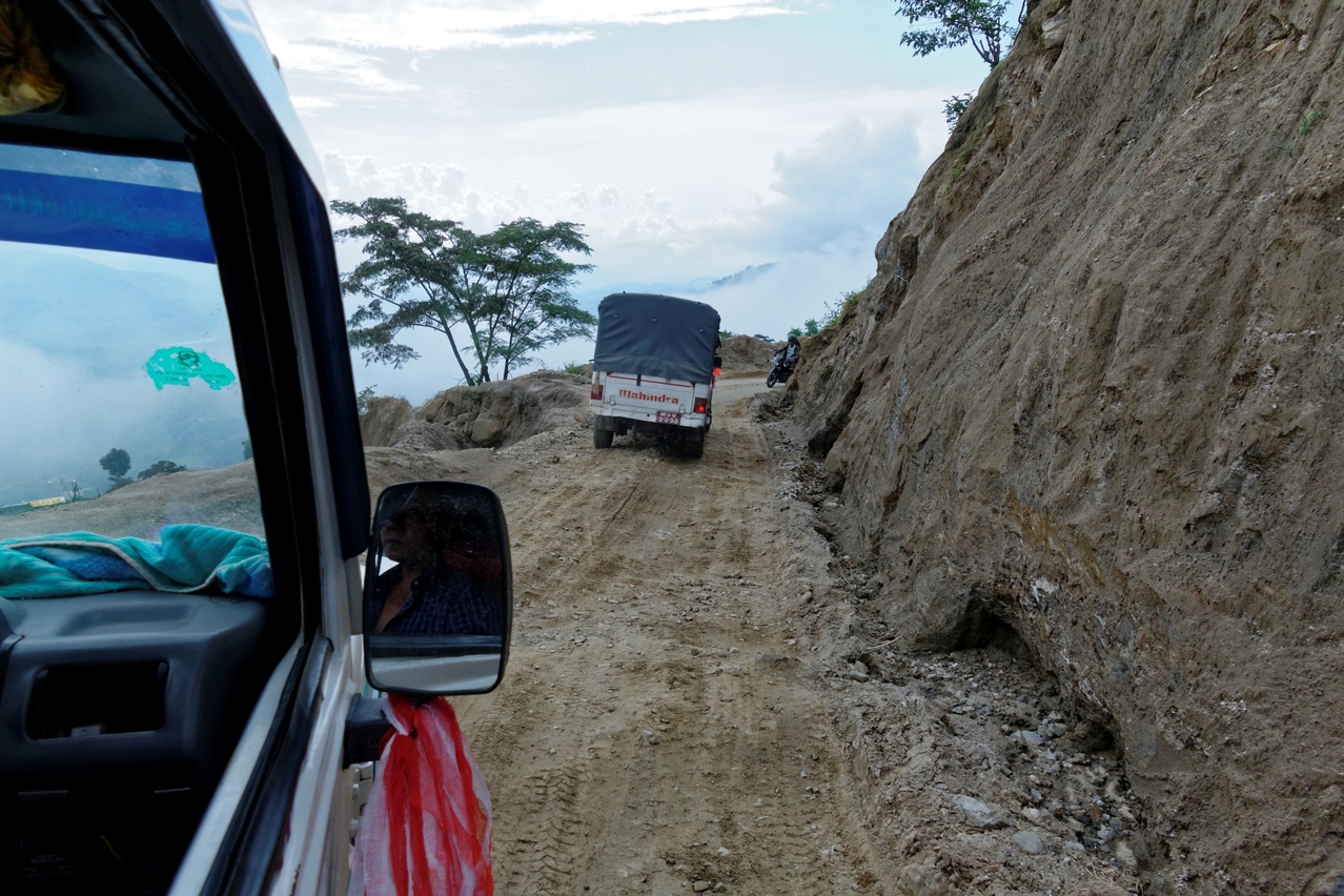 Die Straße von Jaharsingpauwa nach Bahunepati ist in einem "schwierigen" Zustand wie hier kurz hinter dem Pass von Bhotechaur auf etwa 1600 Meter Höhe, aber immerhin befahrbar.
