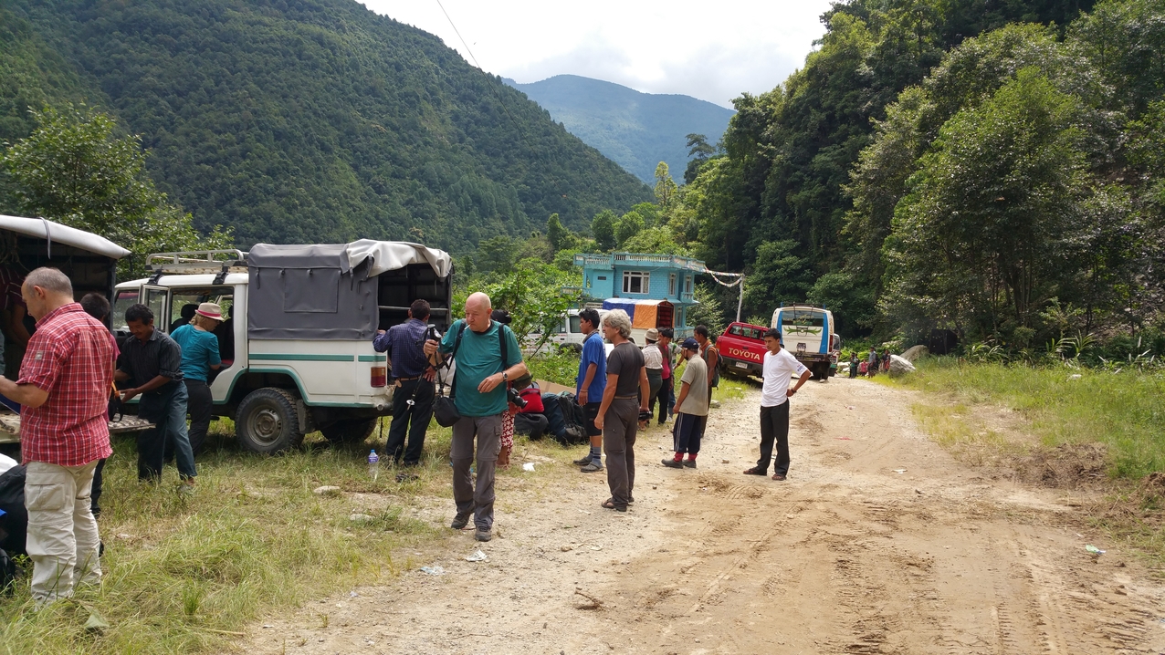 In Timbu ist an einer zerstörten Brücke der F30 erstmal Schluss mit dem motorisierten Transport und der Aufstieg zu Fuß beginnt. Viele einheimische Träger finden hier so einen Job für einen Tag; immerhin.

