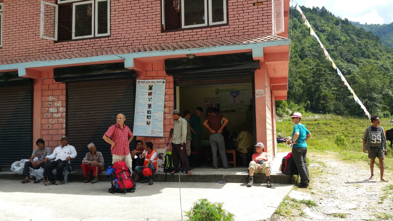 Am Ende heißt es, wir sollen froh sein, dass wir die Hilfsgüter überhaupt mitnehmen dürfen, da die Aktion nicht über die staatliche Verteilung angemeldet ist.
