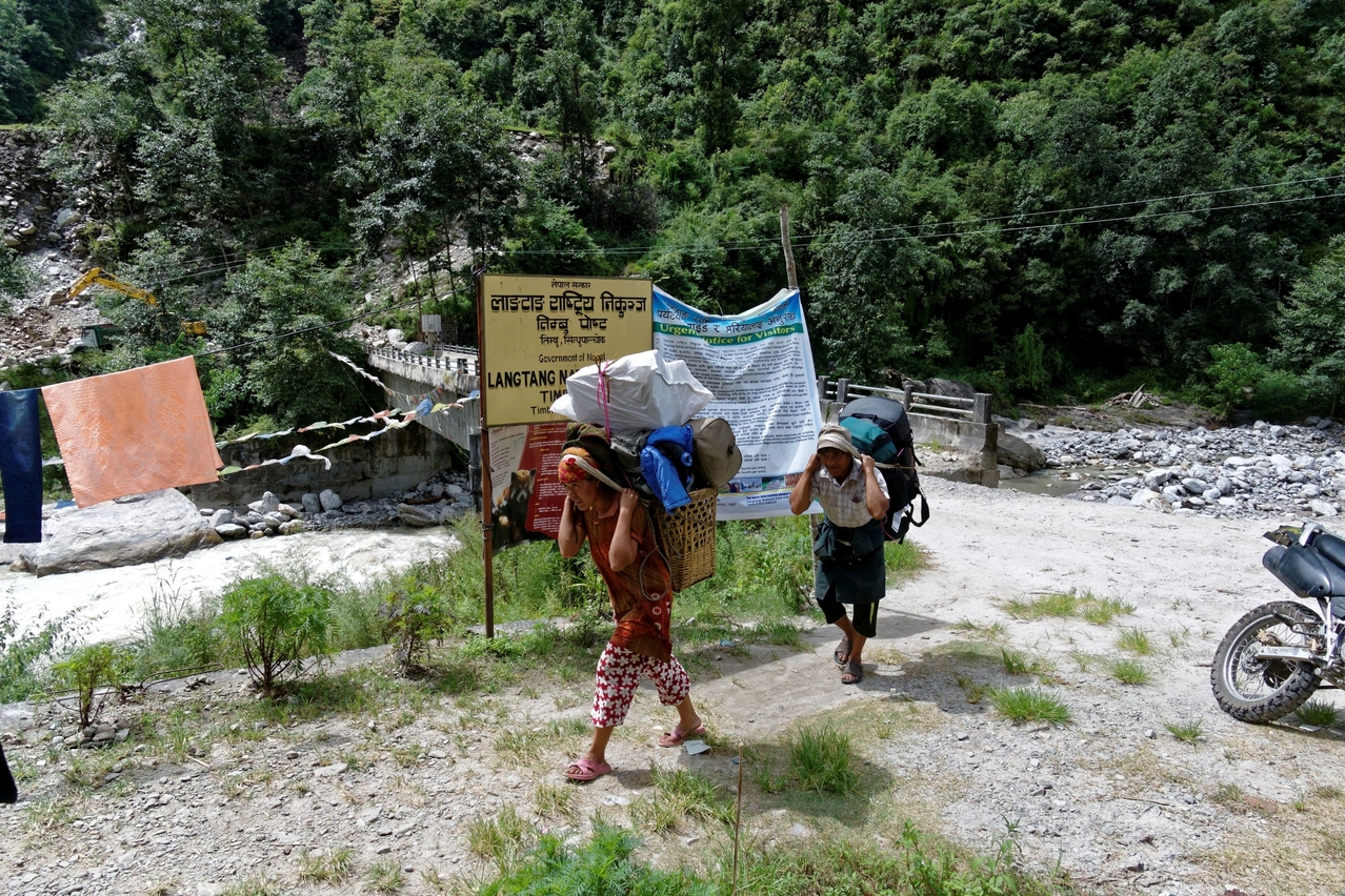 Eine Trägerin transportiert in ihrem Korb etwa 35 kg den Berg hinauf und das mit Flipflops.
