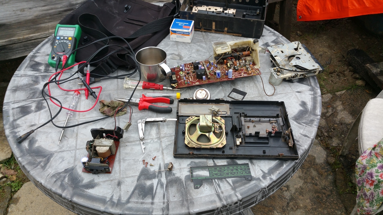 Radio Reparatur. Mit einfachen Mitteln kann man die typischen Fehler reparieren.
