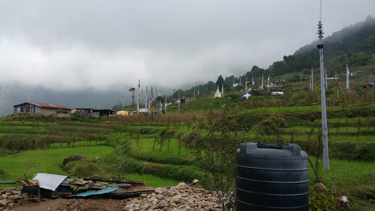 Blick von Kajis Haus auf den Ort Ganyul. Von weitem sehen die Hauser nicht so kaputt aus wie sie sind.
