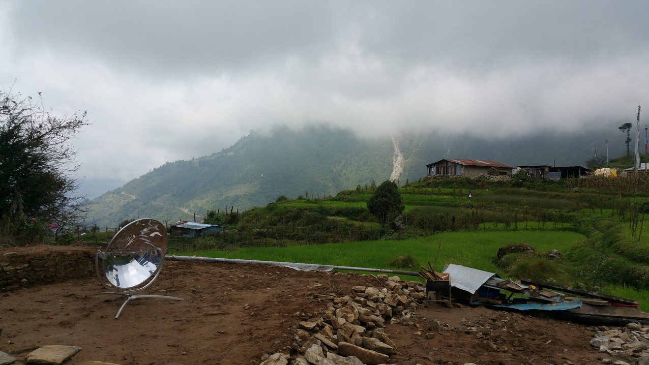 Die Küche ist schonmal fertig, jetzt fehlt nur noch Sonne. Wenn sie dann mal durch eine Wolkenlücke scheint, kocht der 5L Teekessel in 12 Minuten.
