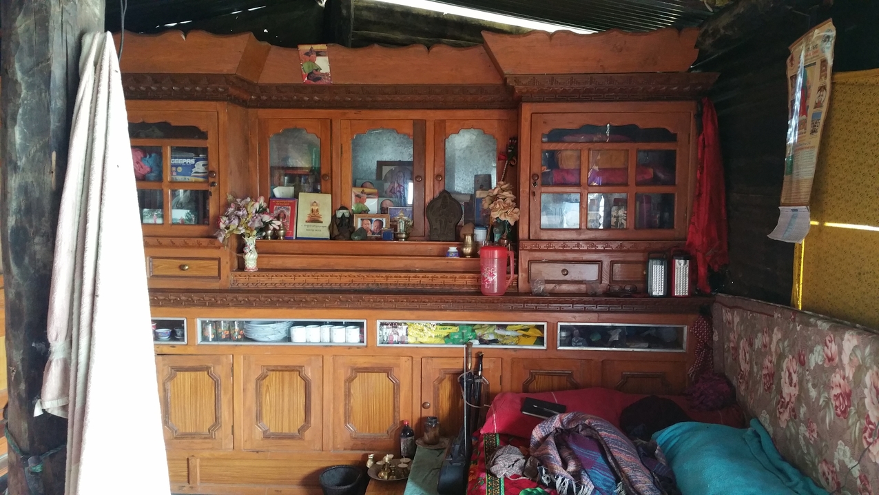 Ein typischer nepalesischer Bauernschrank mit Altar-Mittelteil und den markannten Schnitzmustern an den Kannten-Balken.
