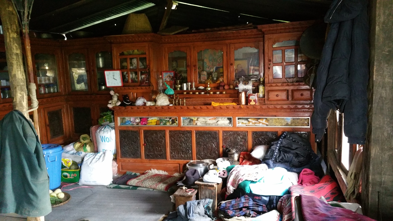 In den zweistöckigen Steinhäusern war früher Voratskammer, Schlafzimmer und Wohnstube getrennt. Nun ist alles zusammen in einer kleinen Wellblechhütte.
