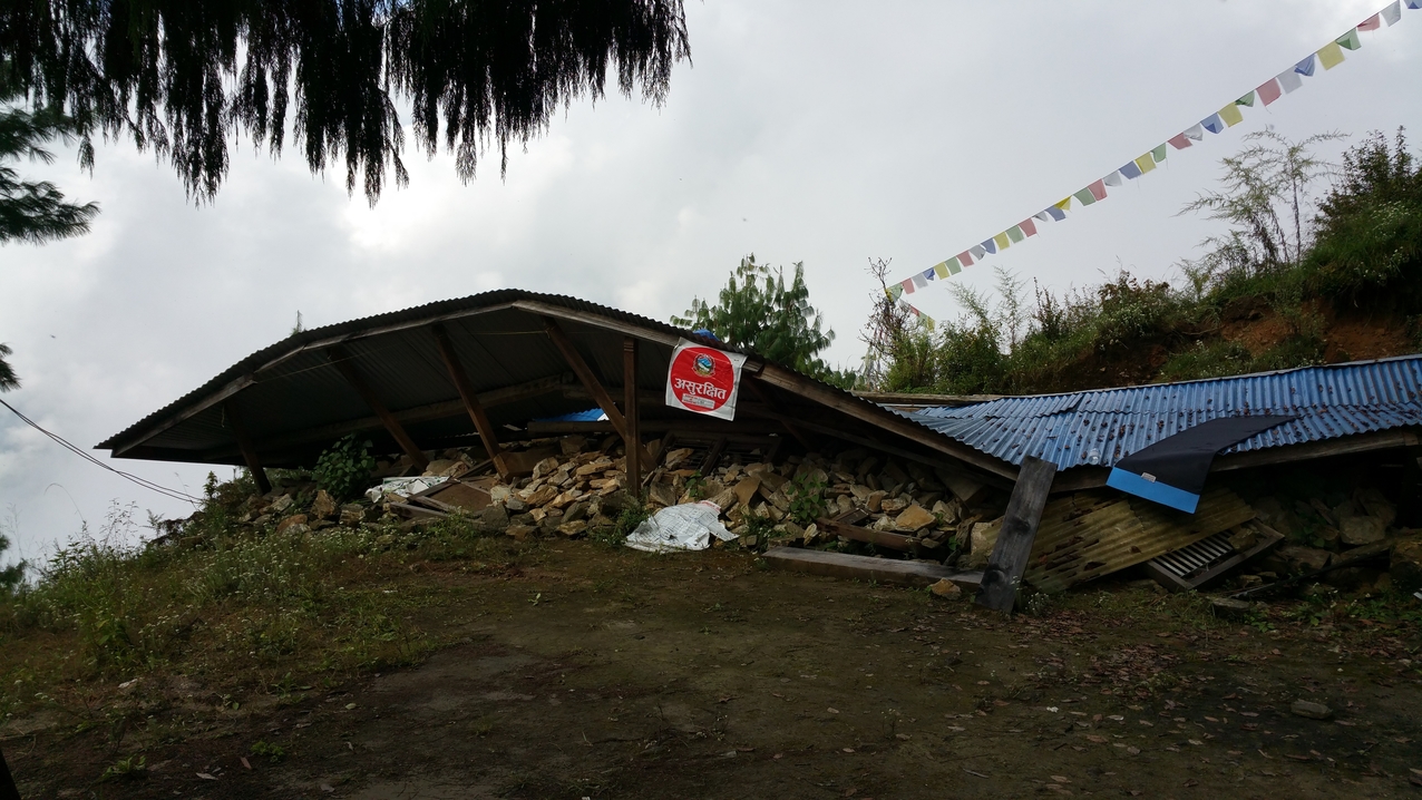 Da nur noch wenige Kinder im Dorf leben, ist auch der Wiederaufbau der Schule erstmal ungewiss.
