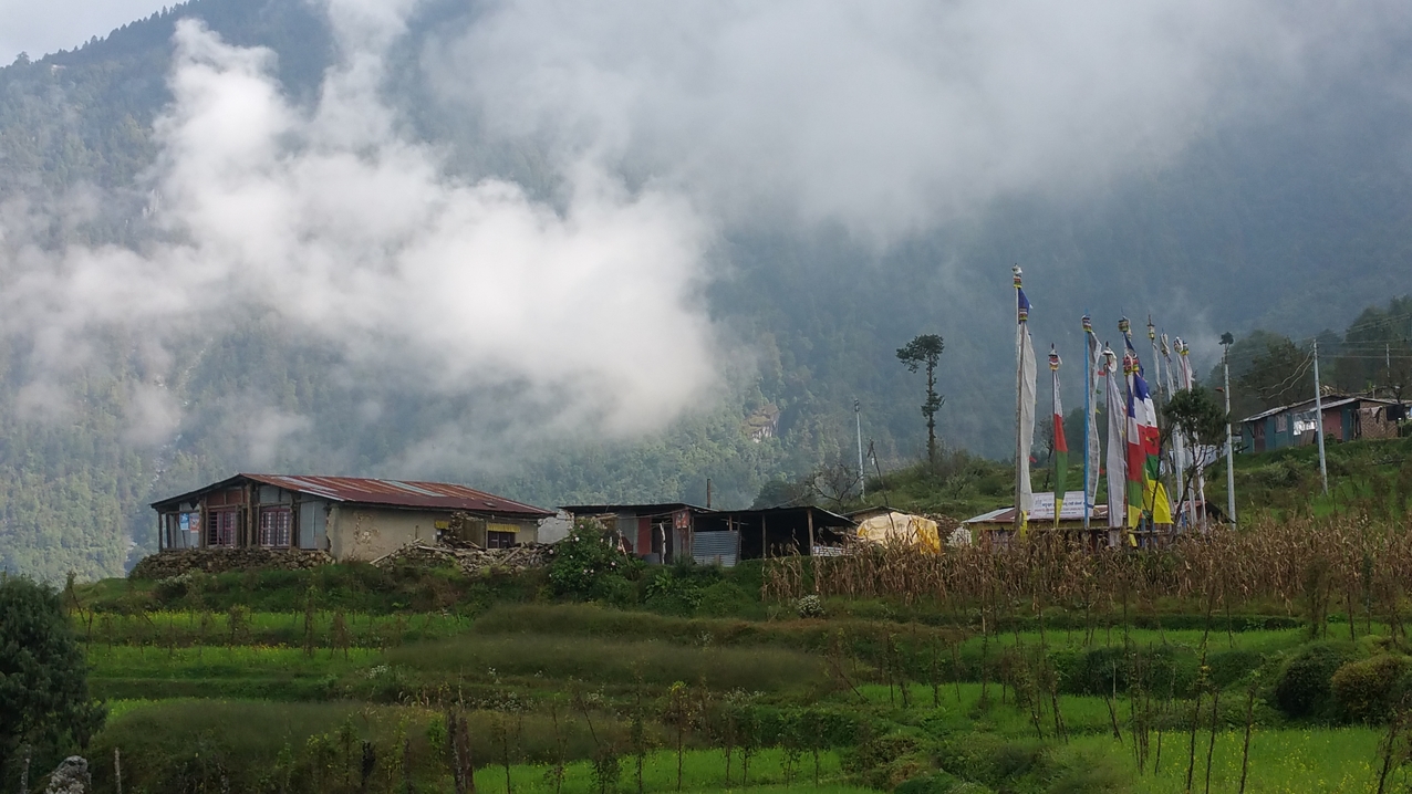 Das Versammlungsgebäude des Dorfes ist auch halb zerstört gewesen. Die fehlende Mauer mit Fenstern ist durch Wellblech ersetzt.
