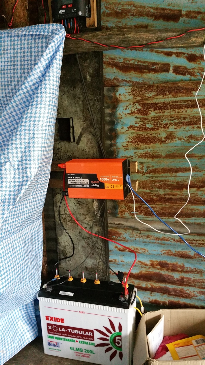 Die Photovoltaik Anlage von Kaji mit der 80 kg XXL Batterie, die ein Träger auf dem Rücken den ganzen Weg 1200 Höhenmeter hochgetragen hat!
