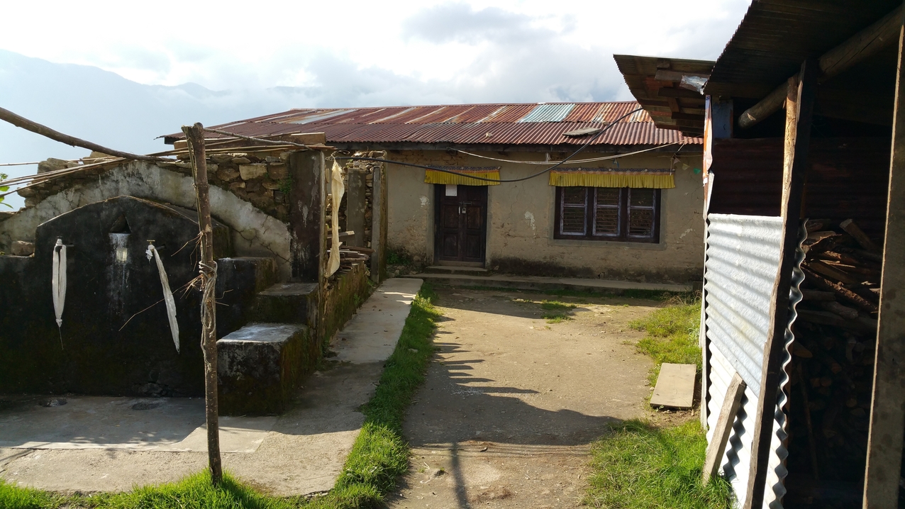 Das Gemeindehaus in Ganyul von der guten Seite aus gesehen. Die anderen fehlenden Mauern sind mit Wellblechwänden ersetzt worden.
Hier finden Besprechungen statt oder auch Feierlichkeiten und Feste der Dorfgemeinschaft.
