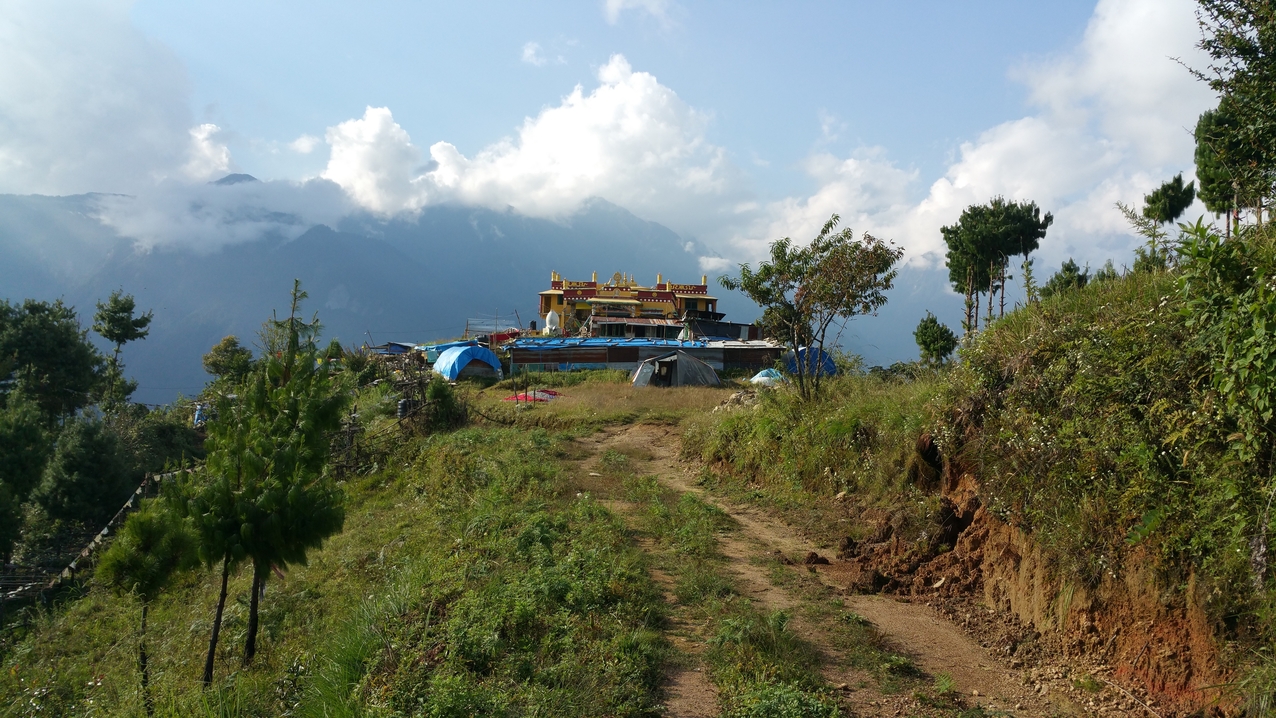 Aus dieser Entfernung fallen zunächst mal die blauen Planen auf,
