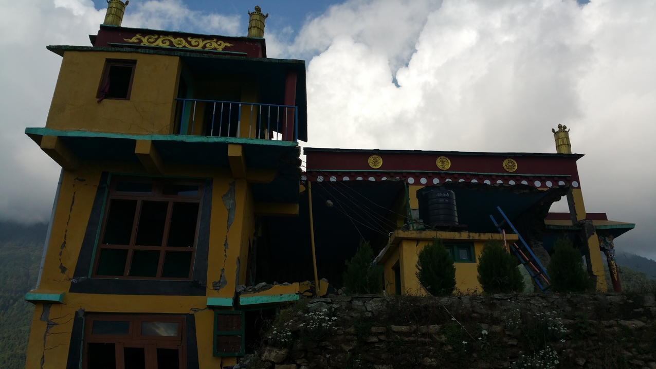 Die Mönche hatten ein schönes zu Hause und Schule, nun findet das Leben in den vorgelagerten Wellblechhütten statt.
