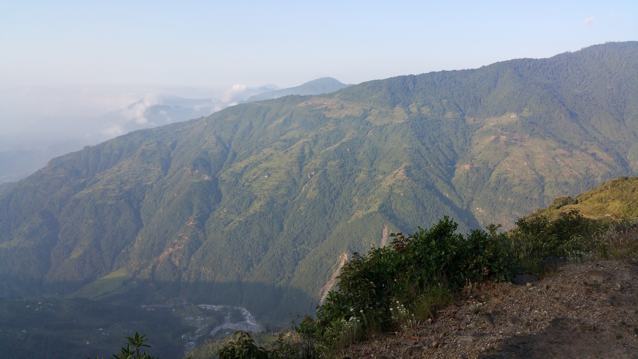 Der Abstieg nach Timbu geht mit deutlich weniger Gepäck als der Aufstieg viel einfacher und das Wetter ist ebenfall viel besser geworden. Um 7 Uhr scheint die Sonne schon kräftig.
