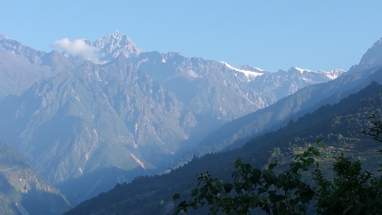 ... und diese Berge waren auch meistens in den Wolken versteckt. Der Gipfel im Hintergrund ist 5212m hoch und liegt zwischen Gosainkund und dem Baden-Powell Peak.
