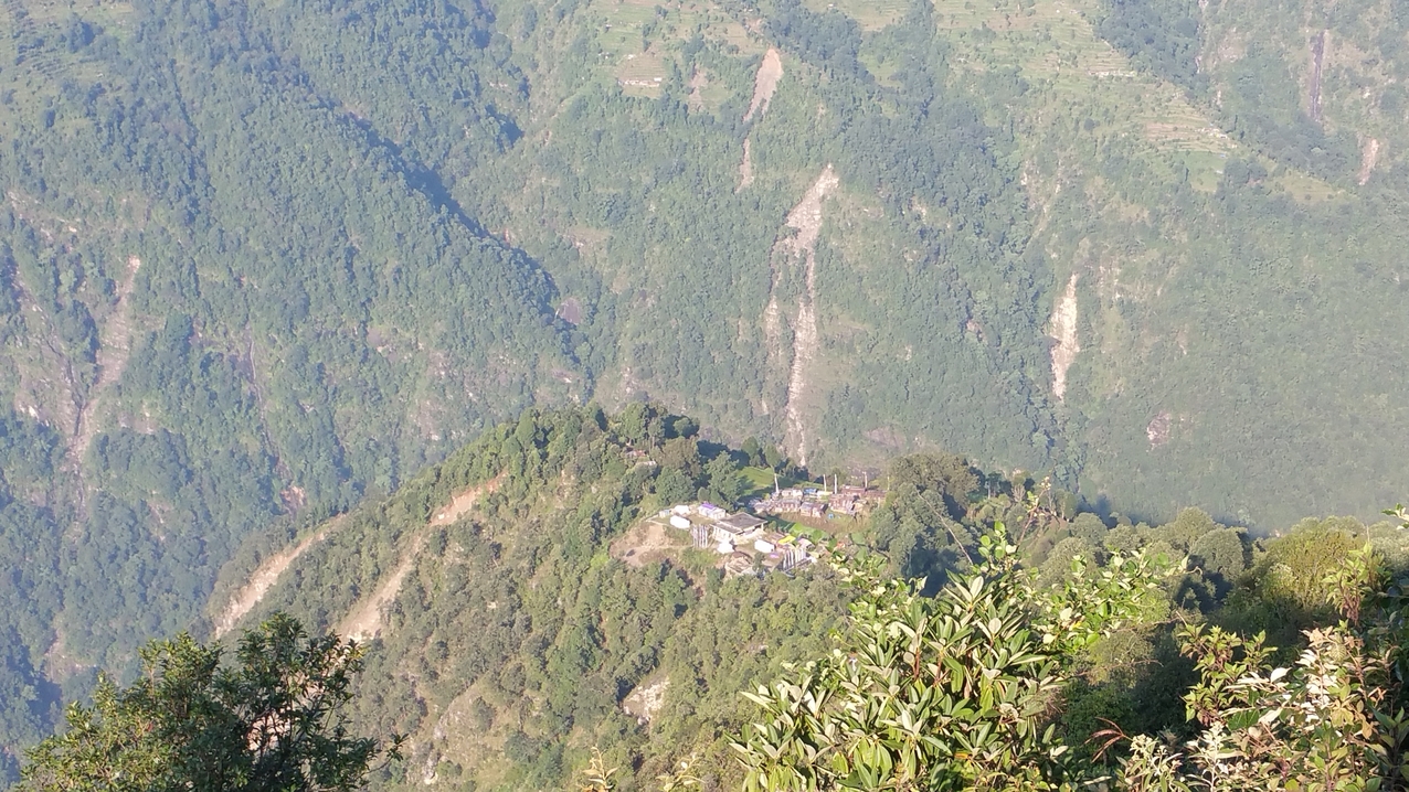 Erstes Etappenziel auf etwa halben Weg in 2050m Höhe ist Kakani, eine kleine Ansammlung von Häusern, die auch alle zerstört sind.
