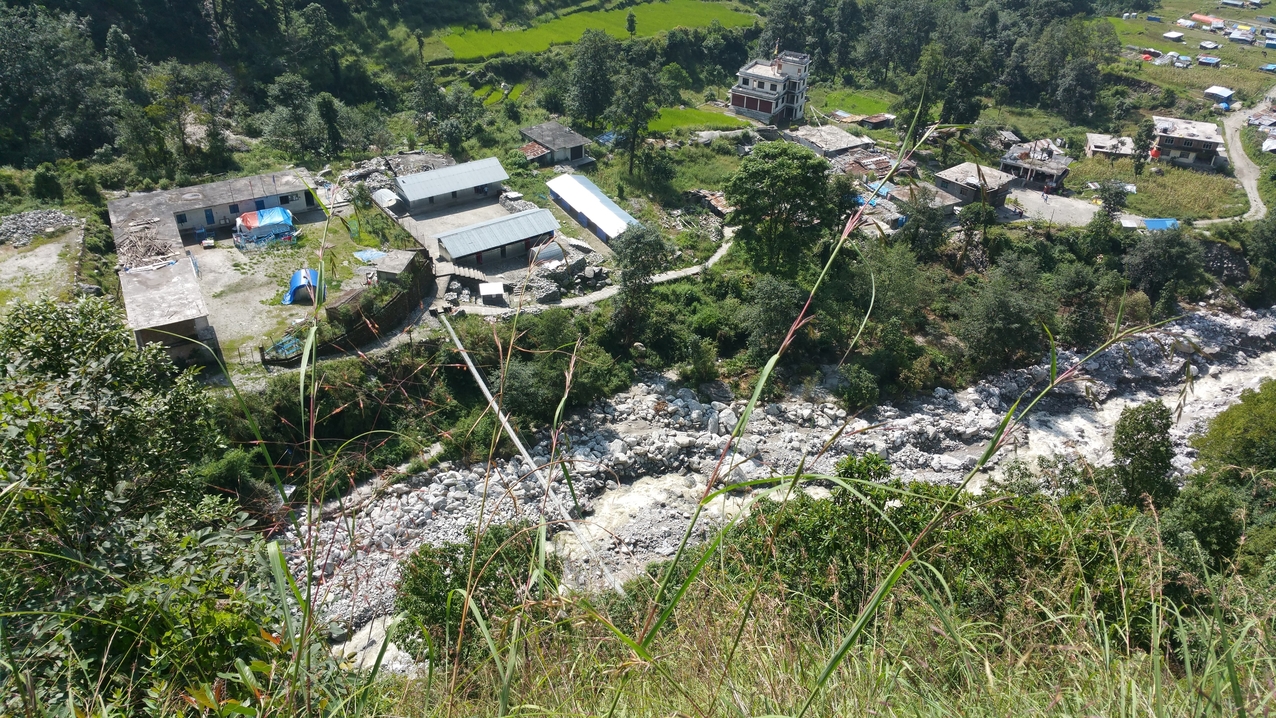Timbu, rückt näher. Nach der Hängebrücke geht es erstmal nicht so steil weiter bergab.
