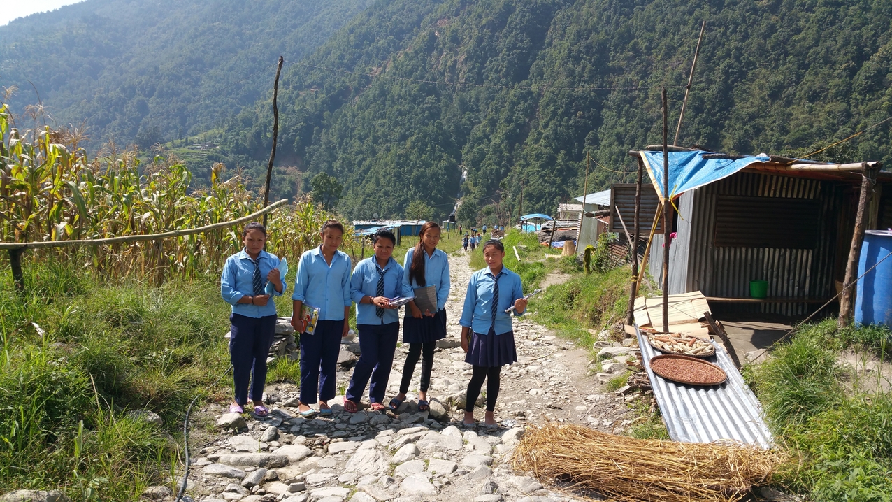 Die Schule ist aus und es geht mit lebhafter Unterhaltung nach Hause.
