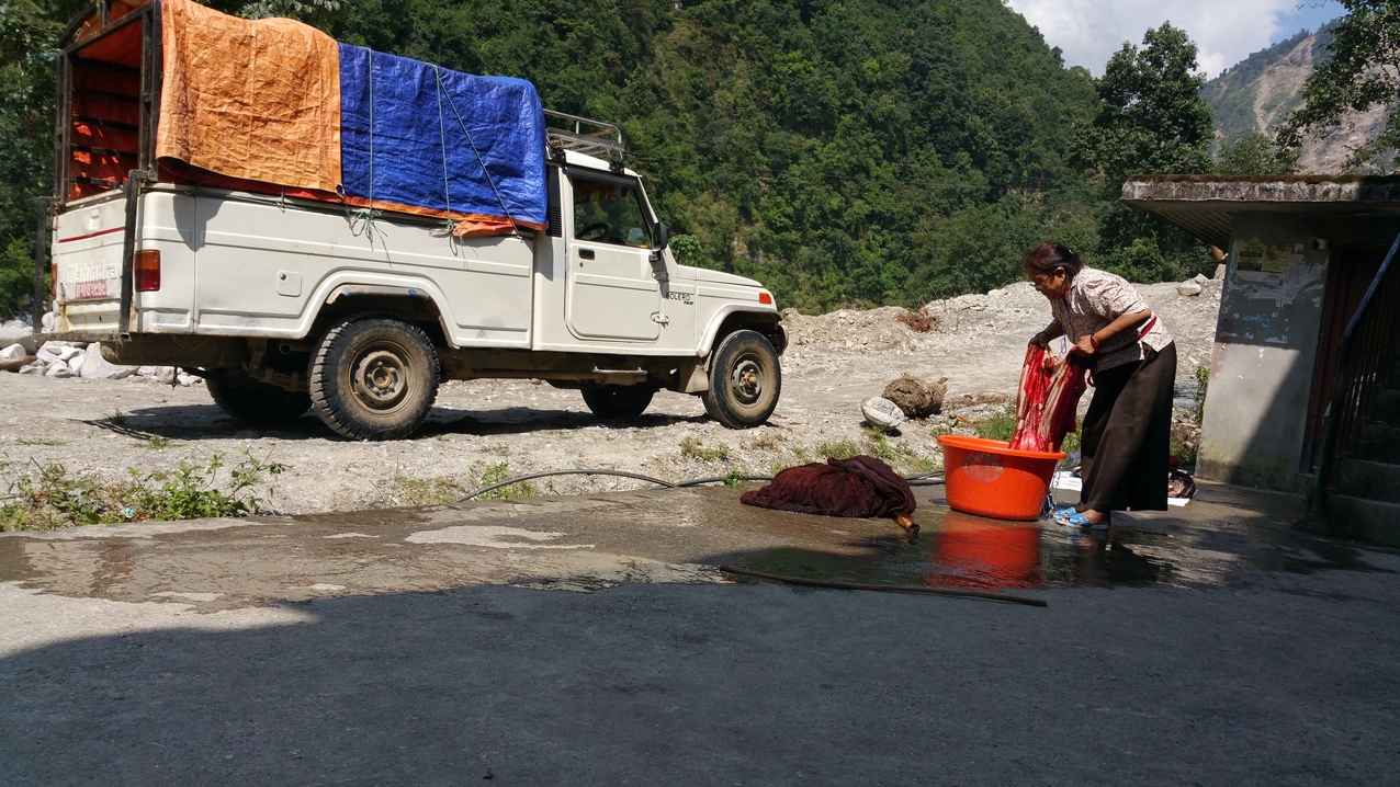 Im Tal an der Eingangsstation des Nationalparks wird gerade Wäsche gewaschen. Dort muss man sich auch wieder abmelden, was auch im Pass eingetragen wird. Alles hat seine Ordnung, damit niemand verloren geht.
