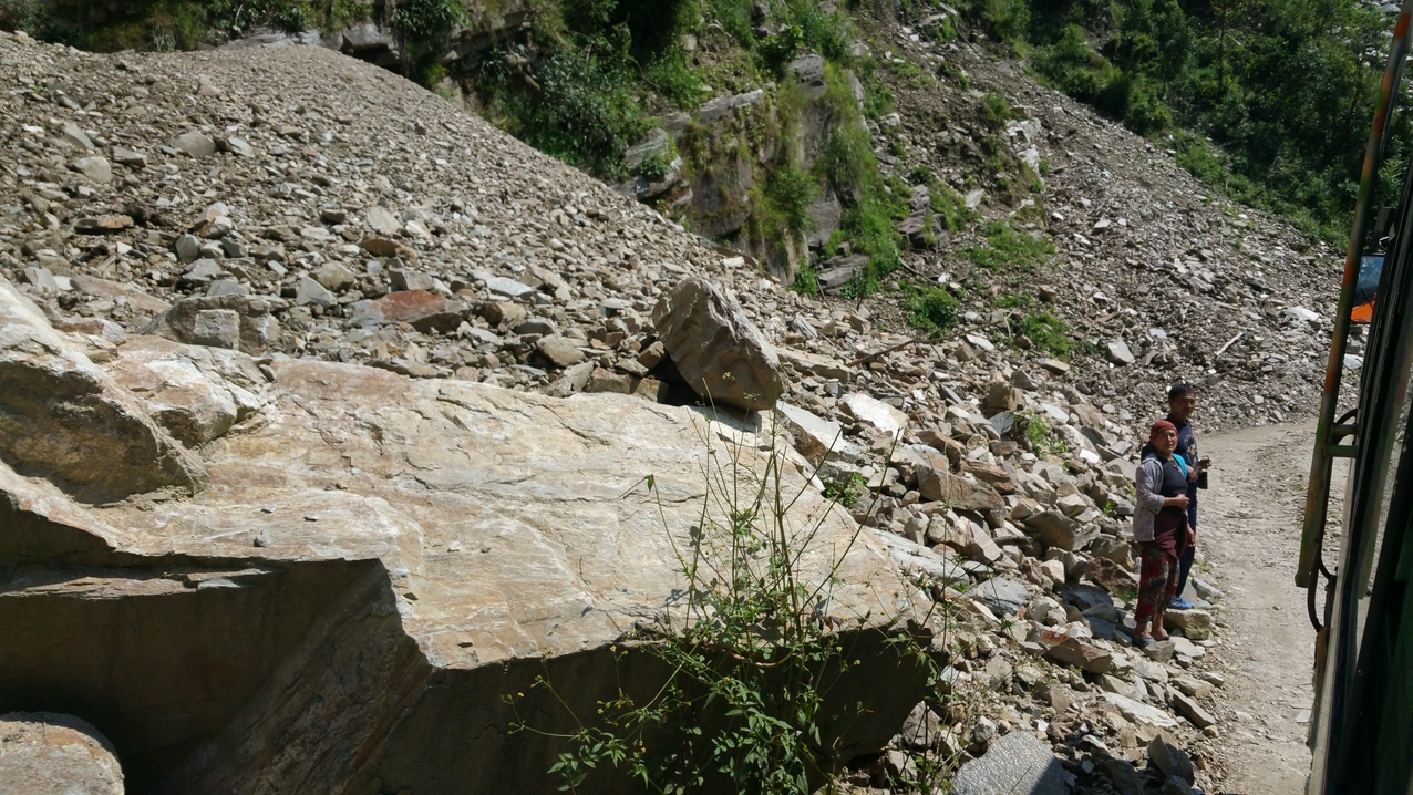 Eine Bushaltestelle zwischen zwei Siedlungen. Oft hält der Bus auf freier Strecke, wenn Leute noch zu- oder aussteigen wollen. Immer werden dann auch Säcke und Kisten auf- und abgeladen.
