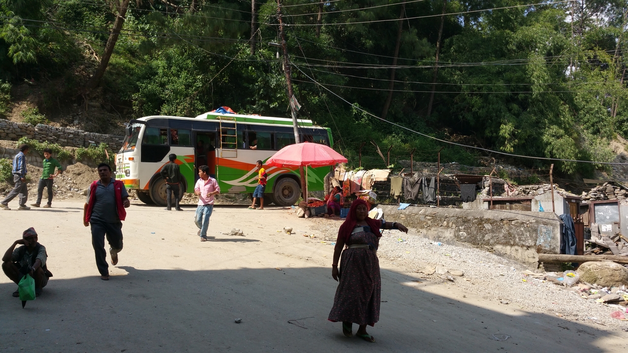 Der "Busbahnhof" in Melamchi. Mit viel Gehupe wird jede Ankunft und Abfahrt angekündigt.
