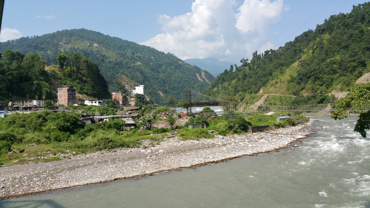 In Melamchi mündet der gleichnamige Fluß von links kommend in den von rechts kommenden Irawati. Die Straße F30 nach Timbu geht im Melamchi Tal weiter.
