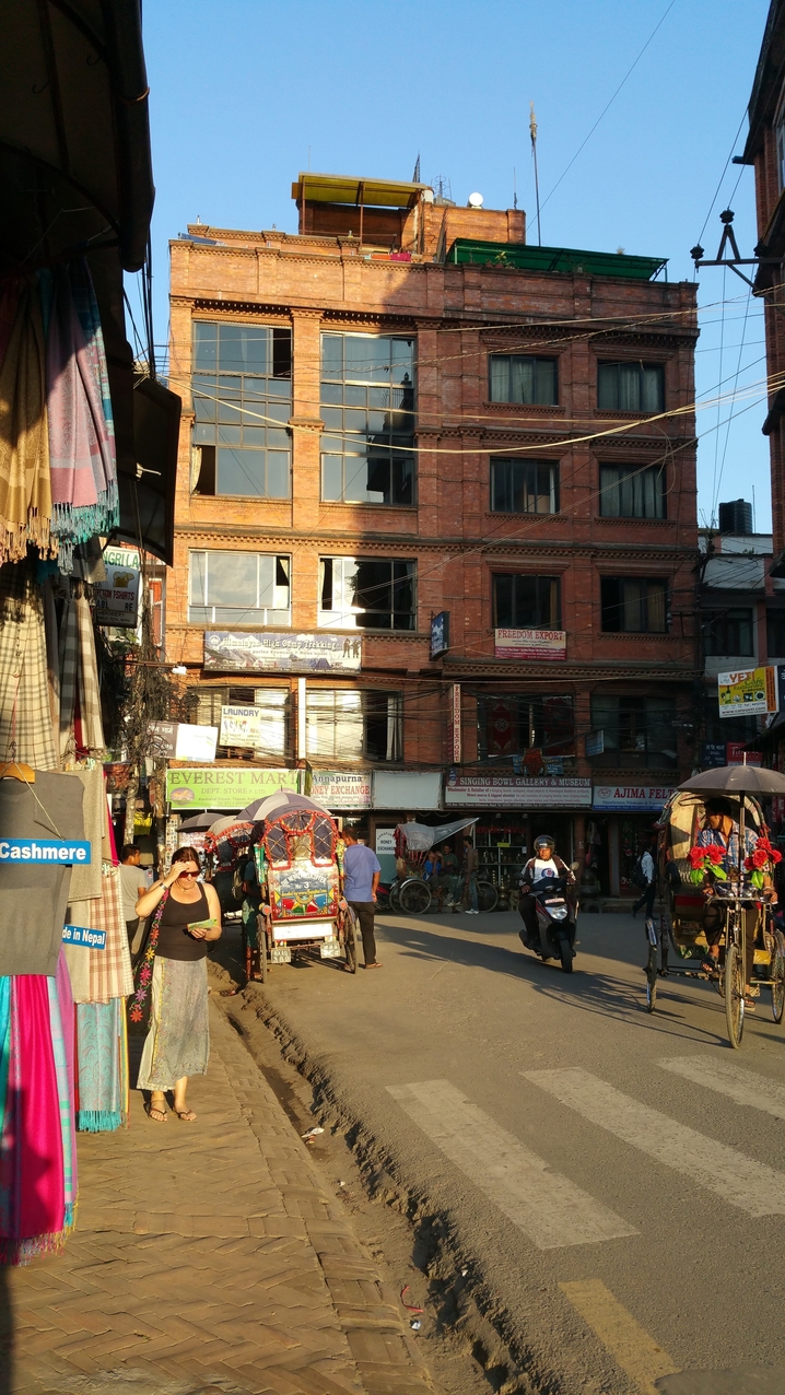 In Thamel gibt es viele Rikscha Fahrer und wenn man es unter dem Aspekt sieht, dass man einem Nepali mit einer Fahrt ein Einkommen ermöglicht, ist nicht so ein merkwürdiges Gefühl.
