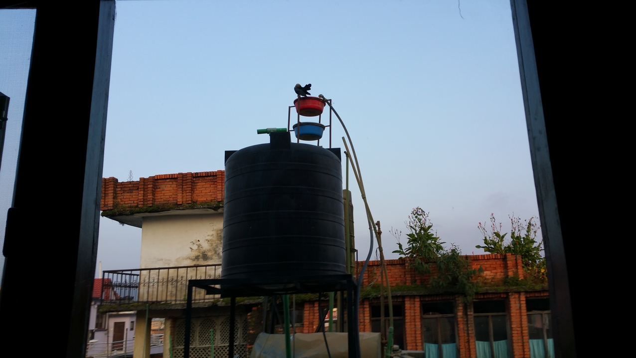 Auf den Dächern der Stadt befinden sich die Wasserspeicher der Häuser, die gelegentlich neu befüllt werden. Die Schalen darüber haben Löcher wie ein Sieb und sollen das Leitungswasser nochmal reinigen, bevor es in den Tank fließt.
