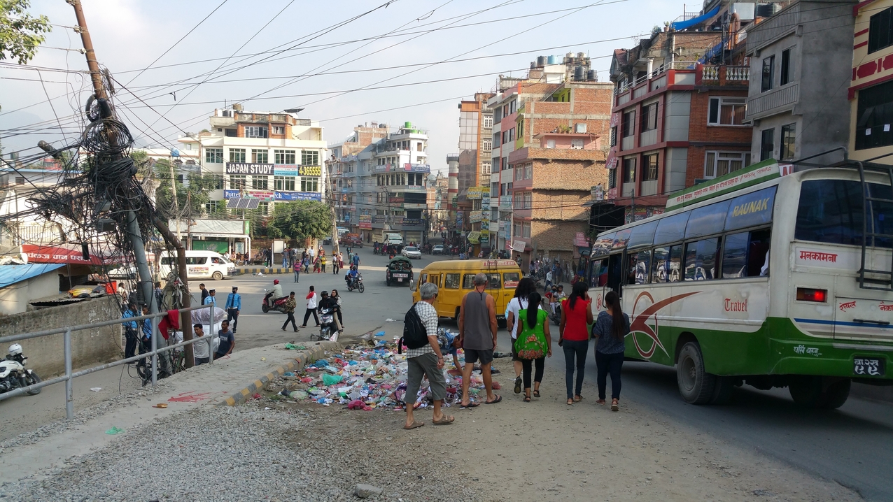 Morgens liegen an einigen Straßenecken neue Müllhaufen, die aber auch Arbeitplatz und Rohstoffquelle sind.
