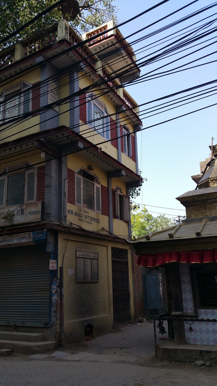 Balkon mit Aussicht. Dort möchte man nicht sein, wenn die Erde wackelt.
