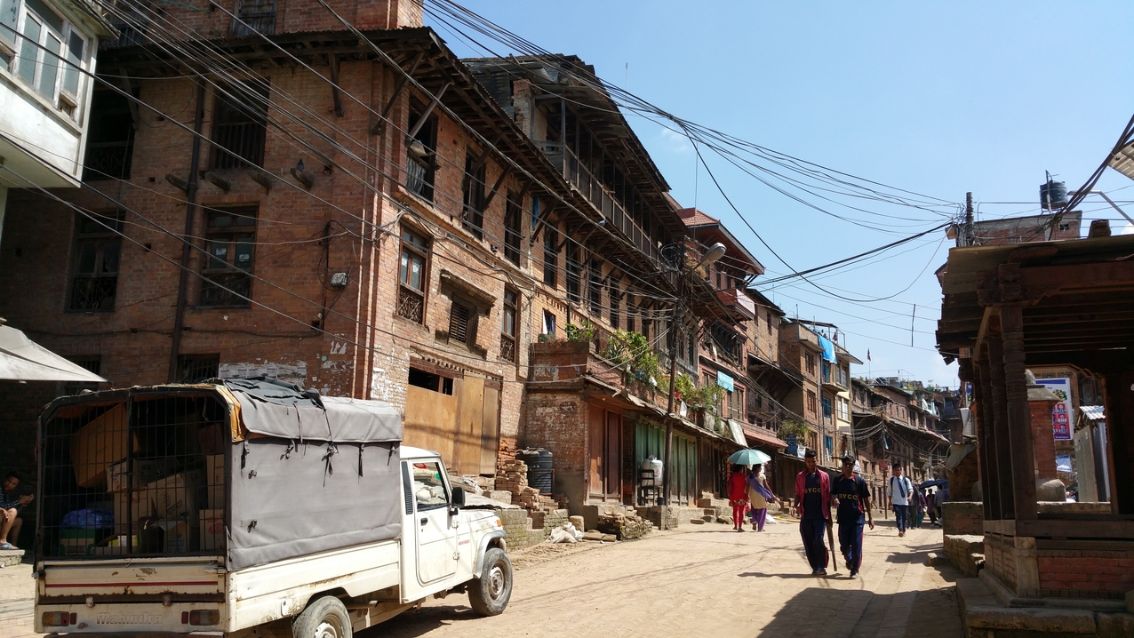Die Hauptstraße Bharwacho in der Altstadt führt zu den bekannten Plätzen.
