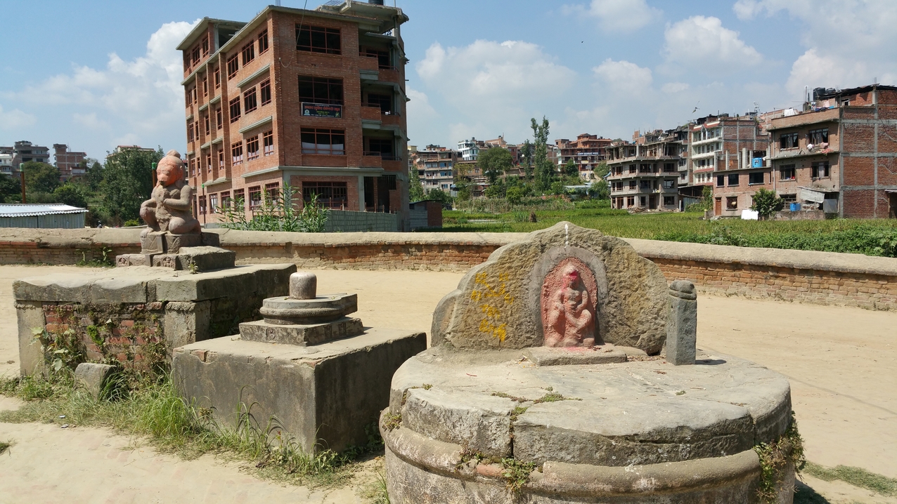 Hinduistische Gebetsstelle am Rand der Brücke über den Hanumante Fluss. 
