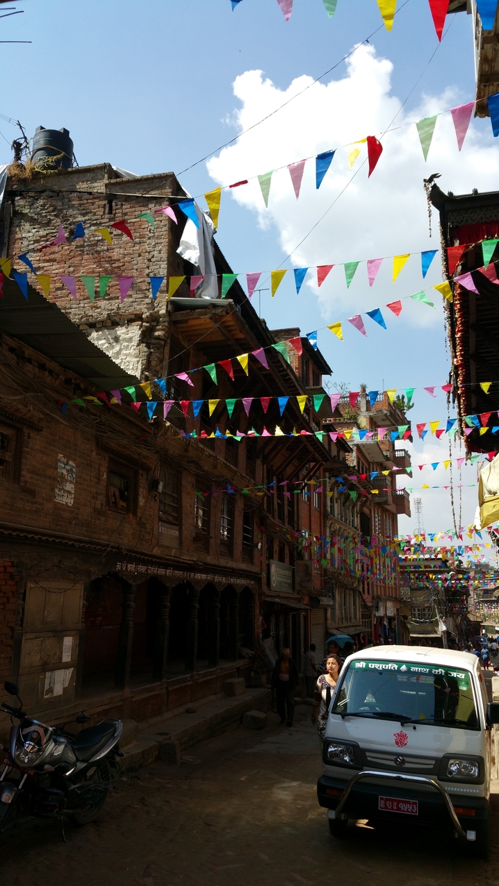Die dreieckigen Wimpel sind keine Gebetsfahnen, obwohl die Farben entsprechend sind (wenn man von Rosa statt Weiß absieht).
