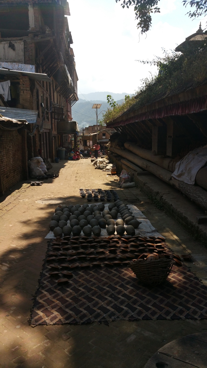 Schon in den Seitenstraßen um den Töpfermarkt herum liegen die Waren zum trocknen aus.
