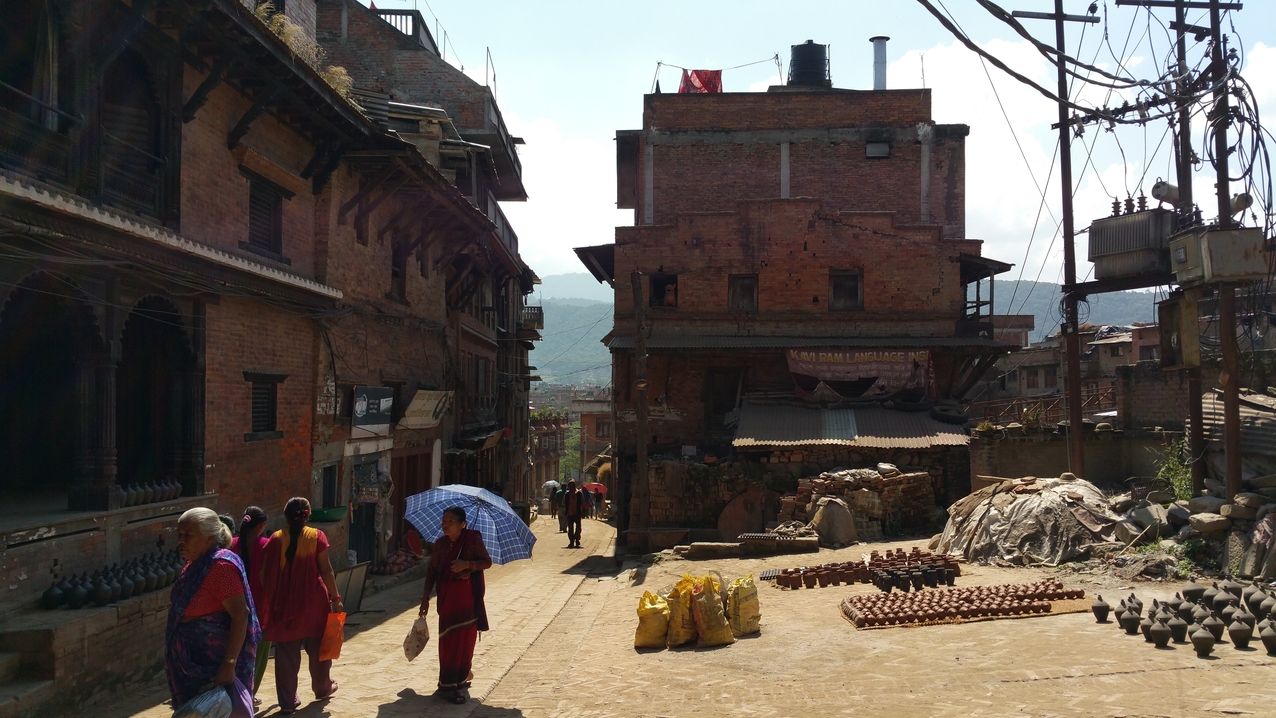 Die Straße führt hinunter zum Hanumante Fluss und dem Ram Mandir (= Hinduistischer Tempel)
