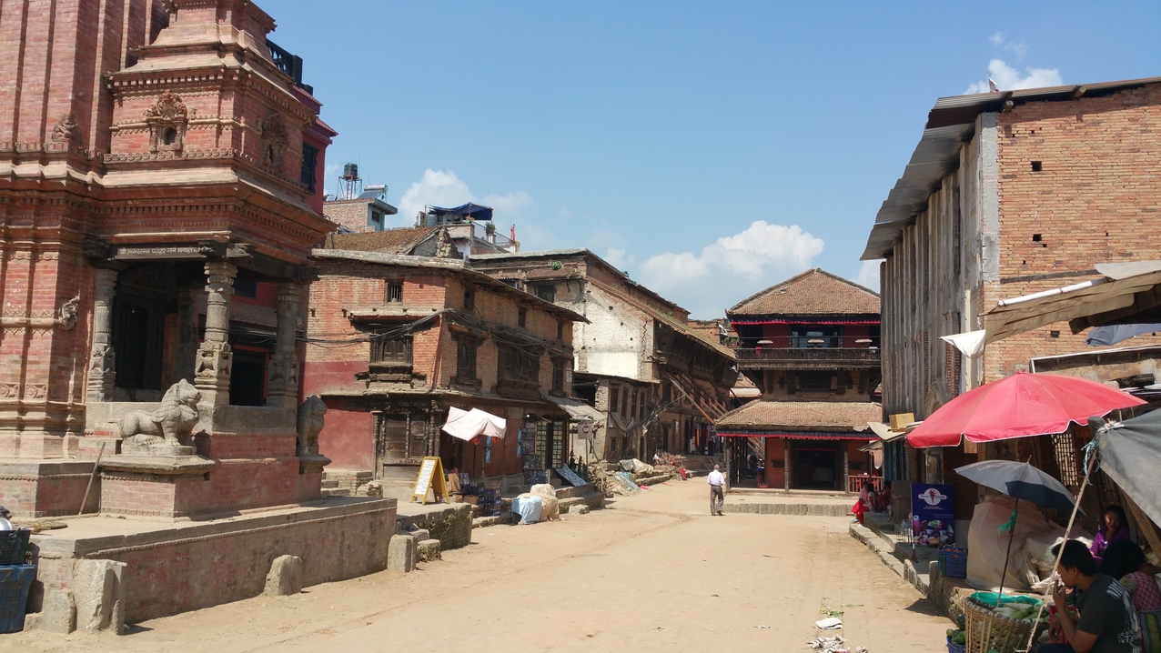 Hier stehen Löwen als Türwächter.
