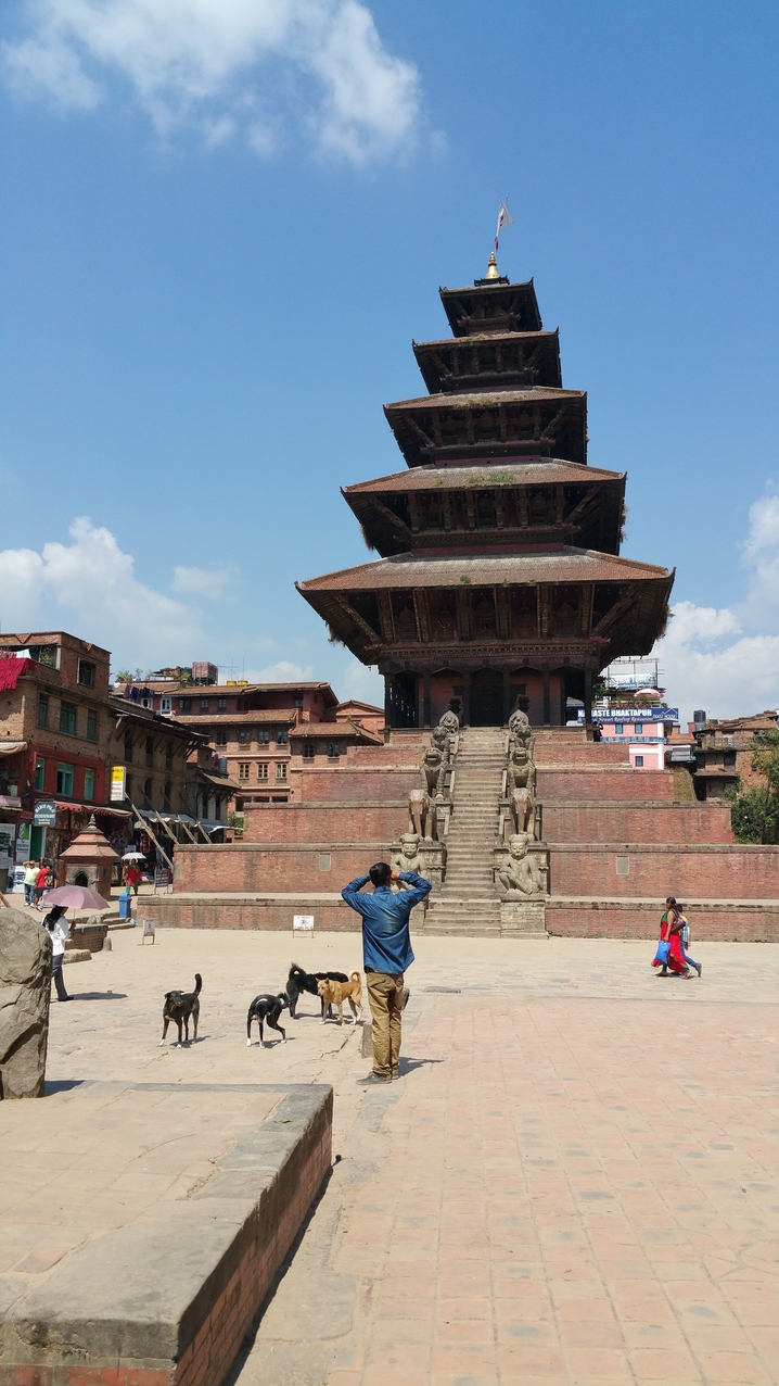 Der Nyatapola-Tempel (nyata ‚fünfstöckig‘; pola ‚Stufen‘) ist der höchste Tempel des Kathmandutals. Er befindet sich auf dem Taumadi-Platz und ist der Gottheit Lakshmi geweiht. Fünf Paar Tempelwächter sichern den Eingang: Rajpur Ringer, Elefanten, Schneeleoparden, Griffins (Wesen halb Löwe halb Adler) sowie Baghini und Singhini.
