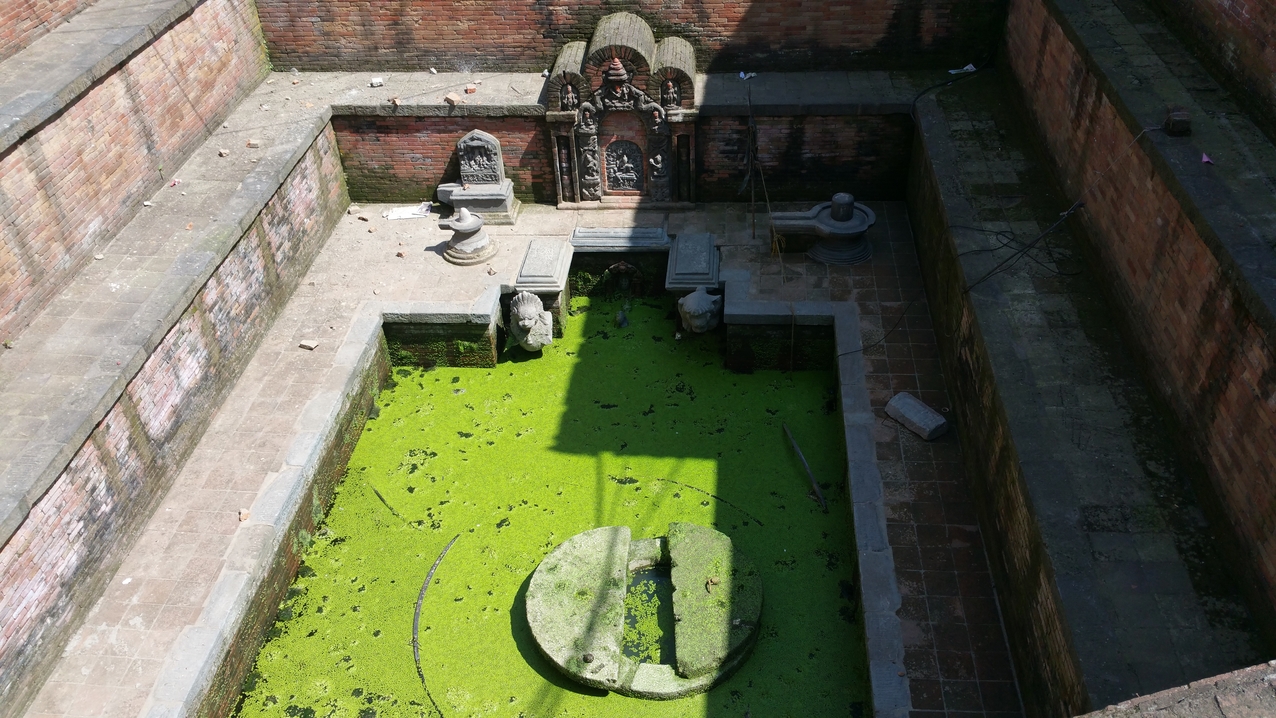 Der Golmadi Pokari; mit einem Tiefbrunnen in der Mitte. Die infrastrukturelle Ausstattung der Wasserversorgung ist ein Kennzeichen der newarischen Städtebaukunst.
