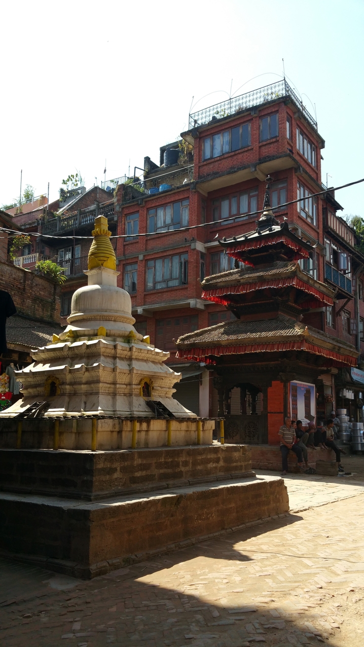 Eine Stupa und ein Pagoden-Tempel in direkter Nachbarschaft.
