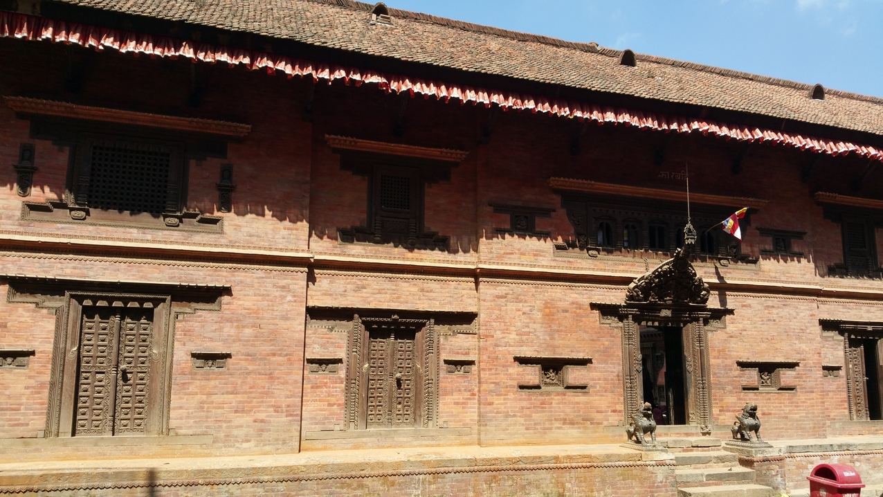 Reich mit Schnitzarbeiten verzierte Türen und Fenster prägen das Bild am Dattatraya Platz.
