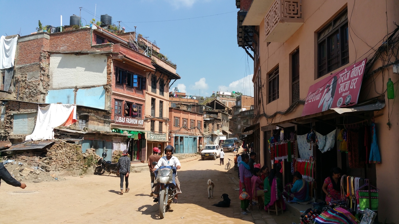 Zwischendurch, aber relativ selten sieht man hier noch zerstörte Häuser.

