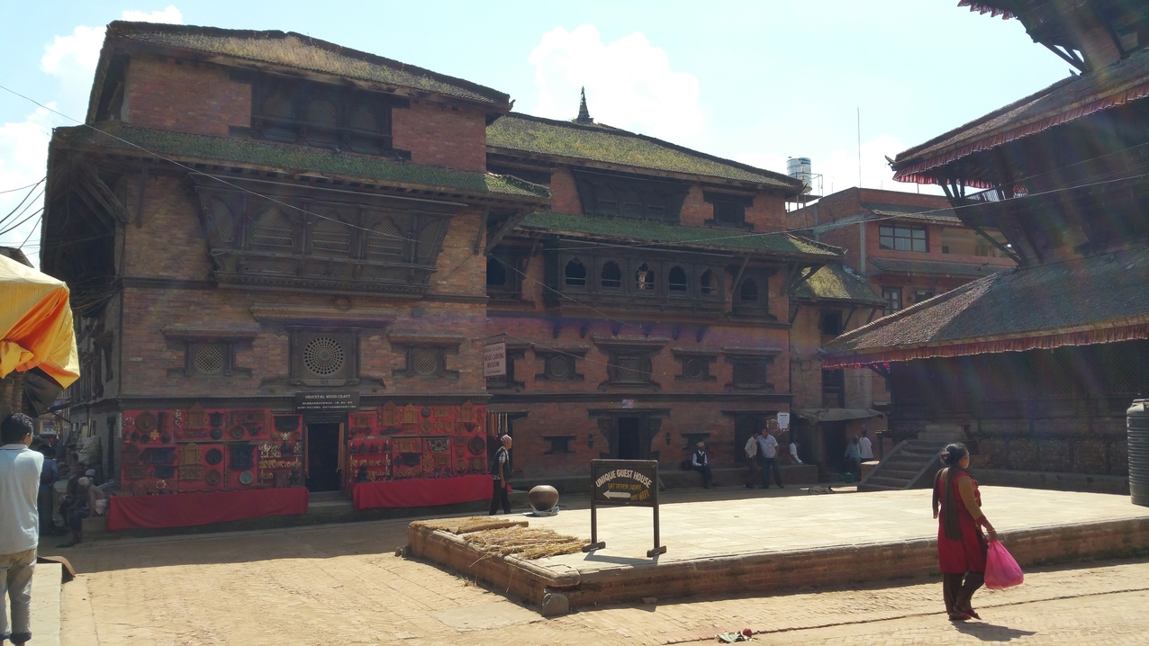 ... kann man im Holzschnitzmuseum auch Arbeiten mit Motiven des Tempels kaufen. Um die Ecke ist das berühmte Pfauenfenster.
