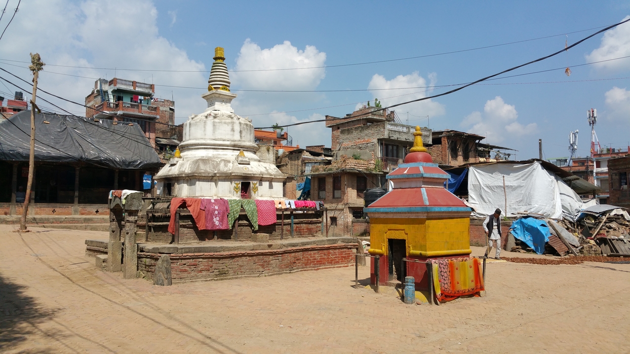 Wenn ein Pokari zum Wäsche waschen gut ist, dann taugt ein Schrein (hier der Brahmayani Schrein) auch zum Wäsche trocknen. Der Umgang mit sakralen Bauten ist ziemlich unverkrampft.
