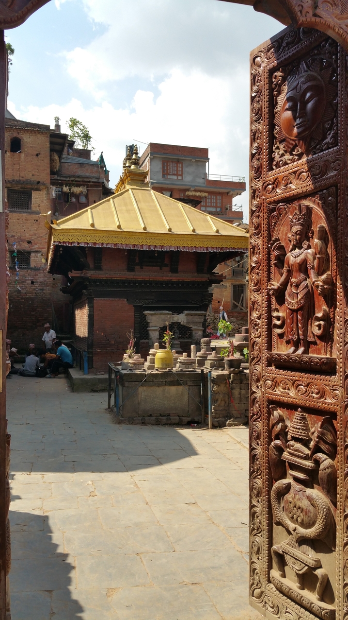 Im Schulhof sitzt eine Gruppe Studenten und diskutiert über?
